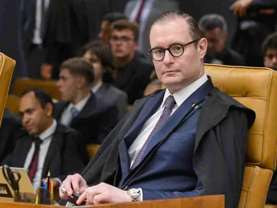 Ministro Zanin arquiva processo contra Bolsonaro; Evangélicos comemoram