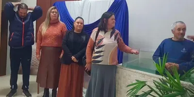 Após esposa orar por 21 anos, homem supera alcoolismo e é batizado: “Deus o transformou”