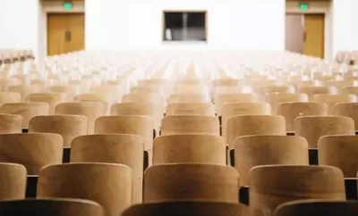 Universidade pagará US$ 400 mil a professor cristão por impor pronomes trans