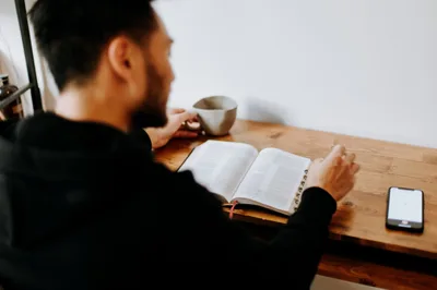Ler a Bíblia era estratégia de ateu para destruir fé do pai; Não funcionou