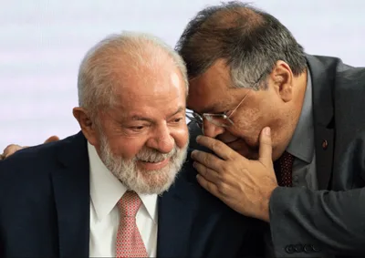 Lula vê Dino como "problema" e procura meio de "se livrar" do ministro, diz fonte