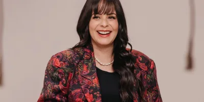 Marcela Taís lança \"Copinho de Extrato de Tomate\" com tendência vintage do rock anos 60