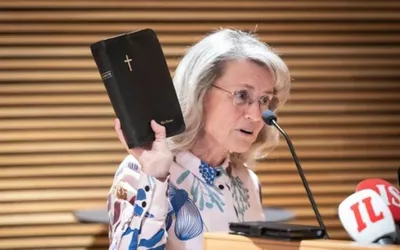Deputada cristã processada por versículo bíblico se nega a recuar