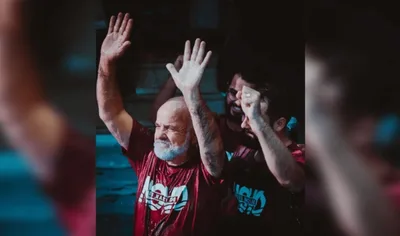 [ASSISTA] Pastor se emociona ao ver o pai chegar de surpresa para ser batizado