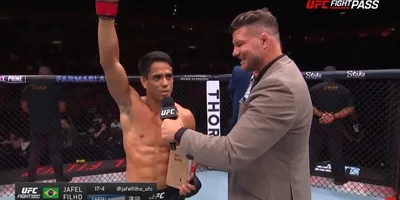 Lutador prega com Bíblia no UFC Rio: \"Jesus está voltando! Desperta, Brasil!\"