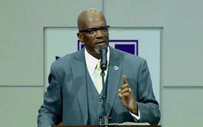 Pastor de megaigreja pede que cristãos evitam “síndrome de Judas”