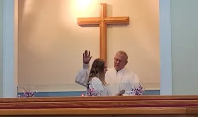 Após assistir batismo de filha, pai aceita a Jesus