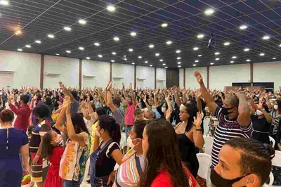 Igreja evangélica doa mobílias para casas de famílias carentes