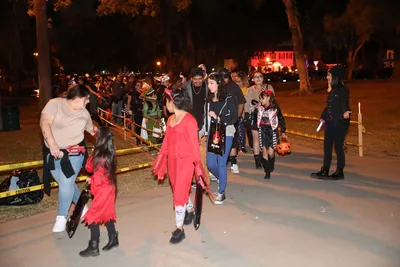 Igreja sai para evangelizar durante a festa de Halloween e alcança centenas de vidas | Notícias Gospel