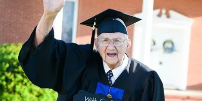 \"Sou prova viva de que você não tem desculpas\", diz pastor que se formou aos 88 anos