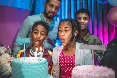 Igreja faz festa para gêmeos que nunca celebraram aniversário
