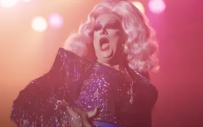 Drag queens dançam de roupas íntimas para crianças, causando indignação