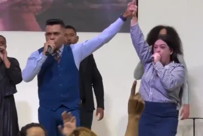 A história por trás da foto do pastor de mãos dadas com a esposa no altar vai te surpreender