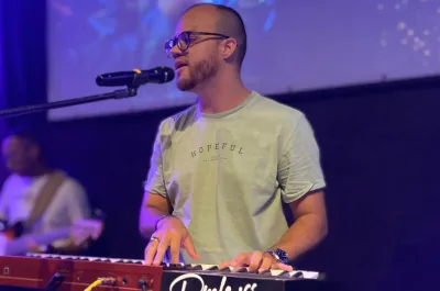 Pastor Lucas Cohen grava canção que promete ajudar pessoas com pressão emocional