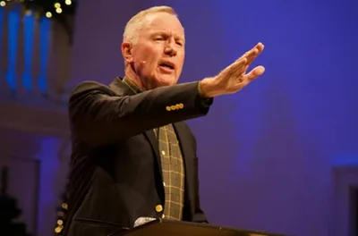 Em novo livro, pastor Max Lucado revela batalha secreta contra o álcool