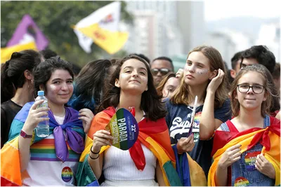Cuspida por colegas, aluna desmaia após confrontar a ideologia trans