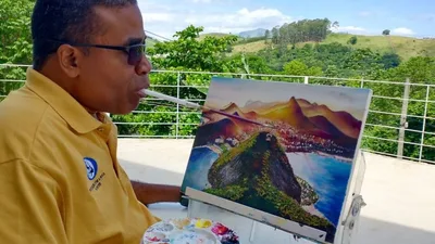 Após acidente, homem fica tetraplégico e dá testemunho pintando quadros com a boca