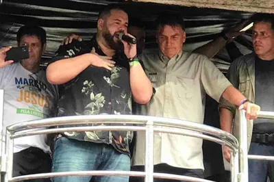 Cantor Hélio Borges emociona presidente Bolsonaro e multidão em Natal