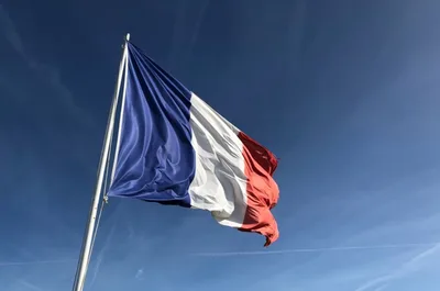 Franceses criticam dicionário com pronomes para "gênero neutro"