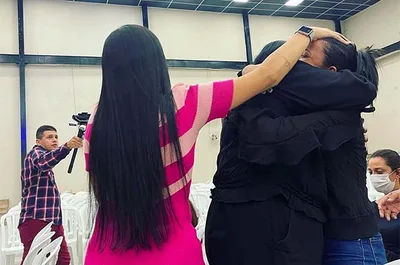 Marido flagra conversas de pastora da IPTM com tecladista da igreja e descobre traição