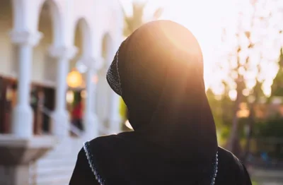 Família muçulmana nega comida a jovem que se rendeu a Cristo