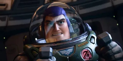 Pixar e a resposta ao beijo lésbico: 'Lightyear' fracassa na bilheteria
