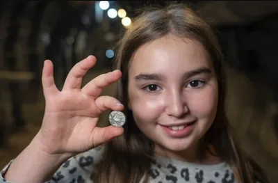 Menina encontra moeda cunhada por sacerdote do Segundo Templo