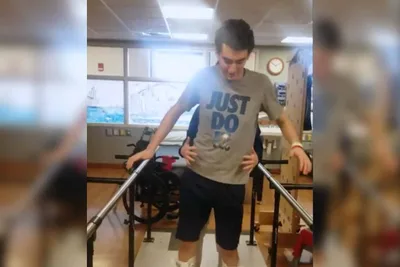 Adolescente que não poderia voltar a andar vive milagre