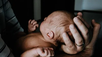 Com 4 filhos e grávida de gêmeos, jovem recusa abortar ao aceitar Jesus