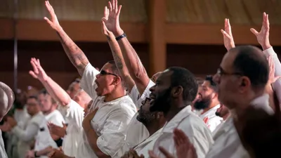 Pastor abre igreja em presídio e 500 detentos aceitam Jesus