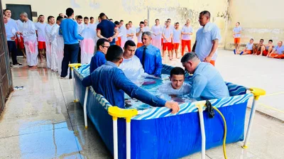 Detentos se batizam com tanque improvisado em penitenciária
