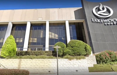 Mulher abre fogo dentro de igreja e pastor promete não recuar