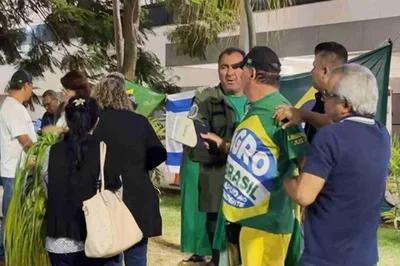 Confusão entre pastores marca último culto em apoio a Bolsonaro na frente de hospital