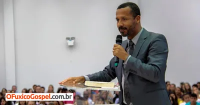 Pastor é flagrado com a esposa do auxiliar e é forçado a confessar no altar