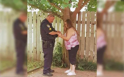 Policial surpreende mulher ao orar por ela após prendê-la