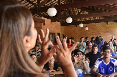 Pastora fala sobre desafios do ensino bíblico para surdos: "Não há Bíblia clara em Libras"