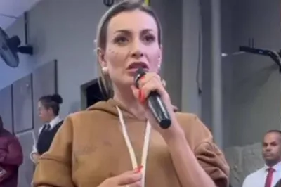 Andressa Urach vai a culto evangélico e compartilha seu testemunho de vida
