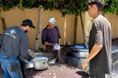 Cristãos egípcios oferecem comida e água a palestinos fugindo de Gaza