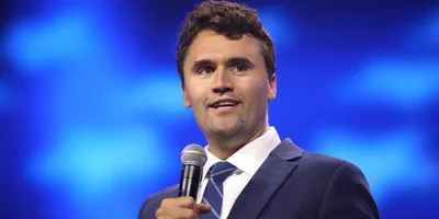 Morre Charlie Kirk, líder conservador evangélico, após sofrer atentado nos EUA