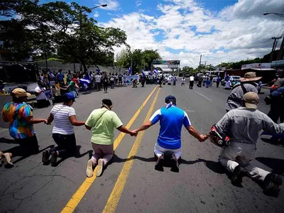 Em meio à crise, cristãos clamam a Deus de joelhos nas ruas da Nicarágua