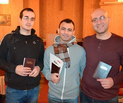 Igreja norueguesa evangeliza refugiados com Bíblias em árabe e 'Google tradutor'