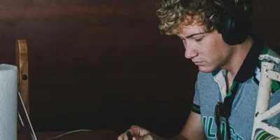 Jovens renovam interesse pelo cristianismo no Reino Unido, aponta pesquisa