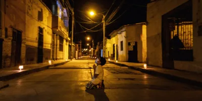 Menino emociona ao se ajoelhar na rua para orar contra a pandemia do coronavírus | Notícias Gospel