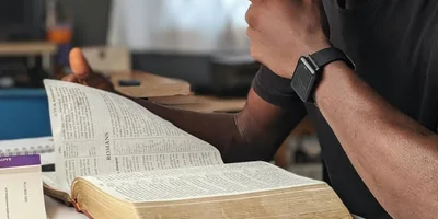 Os usos e costumes como objeto de idolatria