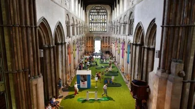 Esvaziadas, igrejas na Inglaterra apelam ao entretenimento com tobogã e golfe para atrair fiéis | Notícias Gospel