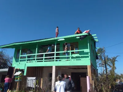 Igreja ajuda famílias que tiveram casas atingidas por ciclone bomba em SC