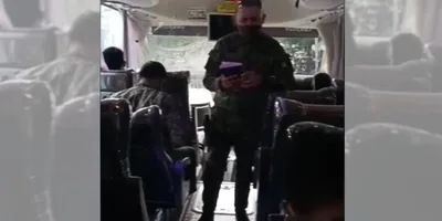 Policiais se entregam a Jesus após colega pregar a eles dentro do ônibus, nas Filipinas