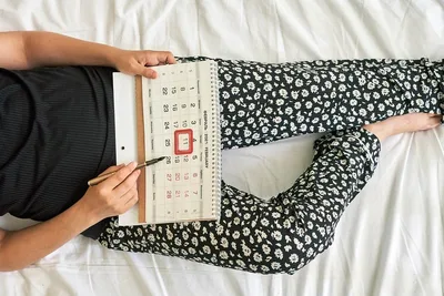 Quais são as possíveis causas do atraso menstrual?