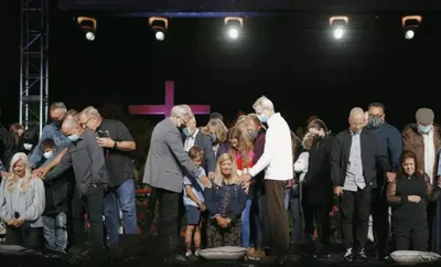Igreja de Rick Warren ordena três mulheres como pastoras