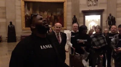 Ex-homossexual canta "Nada além do sangue de Jesus" no Capitólio dos EUA e viraliza